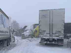 Une scène de collision impliquant plusieurs camions de transport sur l'autoroute 401 entre Londres et Chatham-Kent le 23 décembre 2022.