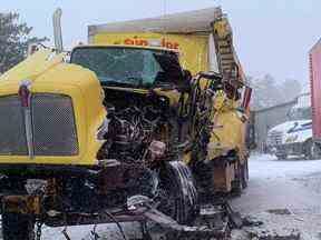 Un camion de transport endommagé impliqué dans une collision à plusieurs véhicules sur l'autoroute 401 entre Londres et Chatham-Kent le 23 décembre 2022.