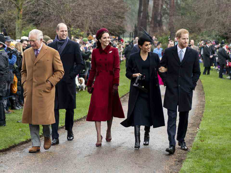 KING'S LYNN, ANGLETERRE - 25 DÉCEMBRE : le prince Charles, prince de Galles avec le prince William, duc de Cambridge, et Catherine, duchesse de Cambridge, le prince Harry, duc de Sussex et Meghan, duchesse de Sussex assistent au service religieux du jour de Noël à l'église de St Mary Magdalene sur le domaine de Sandringham le 25 décembre 2018 à King's Lynn, en Angleterre.  (Photo de Mark Cuthbert/Presse britannique via Getty Images)