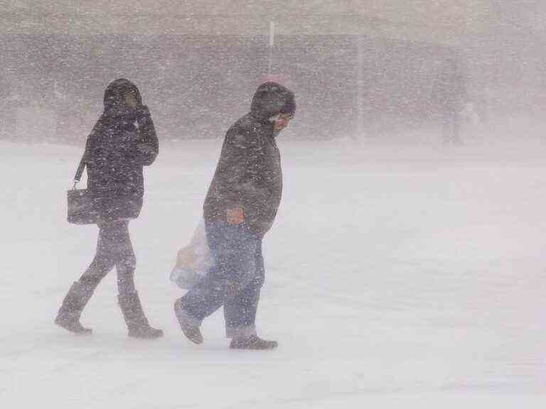 Les tempêtes hivernales provoquent des pannes d’électricité massives en Ontario et au Québec, fermant des ponts en Colombie-Britannique