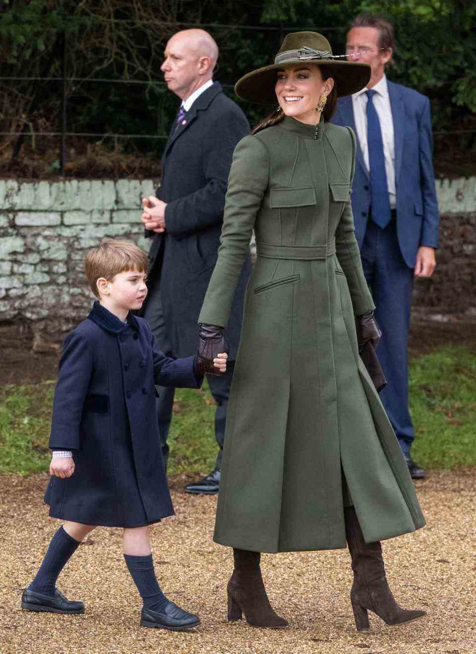 sandringham, norfolk le 25 décembre le prince louis et catherine, la princesse de galles assistent au service du jour de noël à l'église de sandringham le 25 décembre 2022 à sandringham, norfolk le roi charles iii est monté sur le trône le 8 septembre 2022, avec son couronnement prévu pour le 6 mai , 2023 photo de samir husseinwireimage