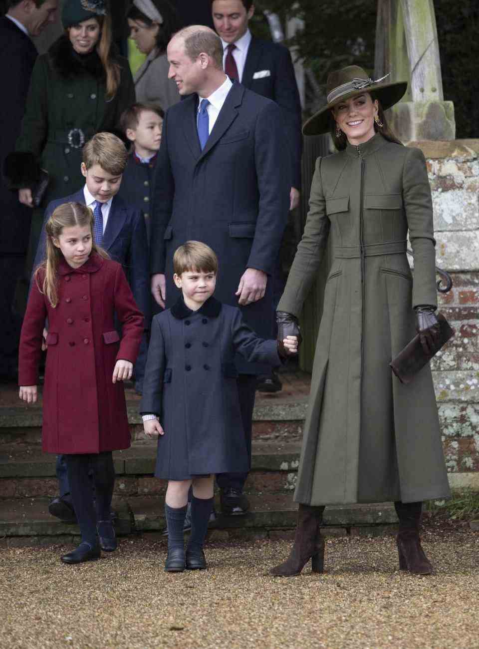 sandringham, norfolk 25 décembre prince william, prince de galles et catherine, princesse de galles avec prince george de galles, princesse charlotte de galles et prince louis de galles assistent au service du jour de noël à l'église st mary magdalene le 25 décembre 2022 à sandringham, norfolk le roi charles iii est monté sur le trône le 8 septembre 2022, avec son couronnement prévu pour le 6 mai 2023 photo par uk press pooluk press via getty images