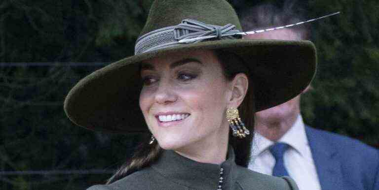 La princesse Kate est magnifique dans un manteau vert et un chapeau à bords pour le jour de Noël