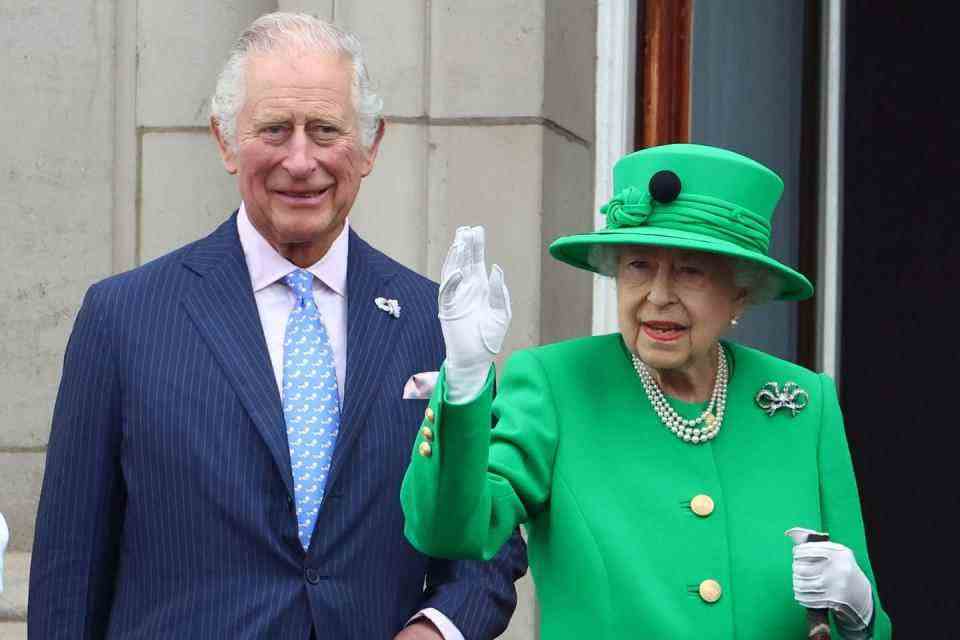 londres, angleterre juin 05 prince charles, prince de galles et reine elizabeth ii, prince george de cambridge, prince william, duc de cambridge, princesse charlotte de cambridge, prince louis de cambridge et catherine, duchesse de cambridge debout sur un balcon pendant le platine reconstitution historique du jubilé le 05 juin 2022 à londres, angleterre le jubilé de platine d'elizabeth ii est célébré du 2 juin au 5 juin 2022, au royaume-uni et dans le commonwealth pour marquer le 70e anniversaire de l'accession de la reine elizabeth ii le 6 février 1952 photo par hannah mckay wpa poolgetty images