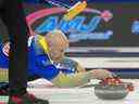 Lethbridge, Alb., 13 mars 2022, Tim Hortons Brier.  L'équipe albertaine skip Kevin Koe de Calgary Ab lors de la finale du Brier contre l'équipe Wild Card 1 skip Brad Gushue. 