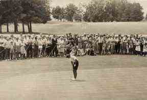 Une galerie bondée regarde Kathy Whitworth lancer un putt court au deuxième trou de la ronde finale du Supertest Ladies' Open au Sunningdale Golf and Country Club - le premier événement du circuit de la LPGA au Canada - en juillet 1966. Whitworth a gagné avec un 3 sous la normale 213. Fichiers postmédia