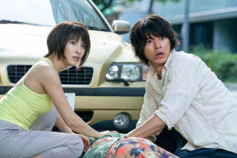 (L to R) Tao Tsuchiya as Usagi, Kento Yamazaki as Arisu in Alice in Borderland Season 2