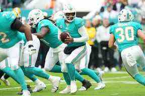 Tua Tagovailoa # 1 des Dolphins de Miami se prépare à remettre le ballon au cours du premier quart du match contre les Packers de Green Bay au Hard Rock Stadium le 25 décembre 2022 à Miami Gardens, en Floride.  (Photo par Eric Espada/Getty Images)