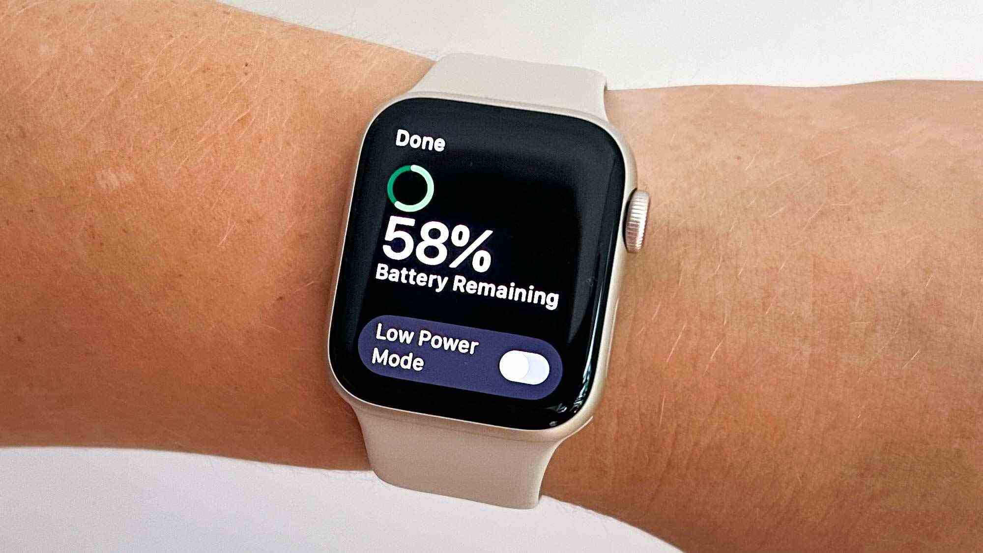 Apple Watch SE (2022) montrée au poignet