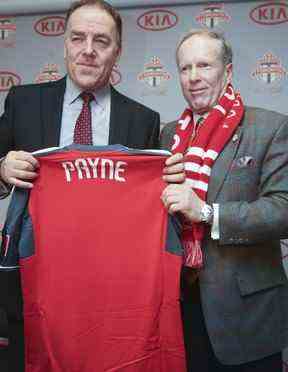 Le président et chef de l'exploitation de Maple Leaf Sports Entertainment Tom Anselmi tient un chandail avec Kevin Payne, qui a été nommé président et directeur général du Toronto FC le mercredi 28 novembre 2012 au terrain BMO à Toronto, en Ontario.  Veronica Henri/Toronto Sun