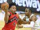 L'attaquant des Raptors de Toronto Scottie Barnes (4) affronte l'attaquant des Cleveland Cavaliers Isaac Okoro (35) au Rocket Mortgage FieldHouse. 