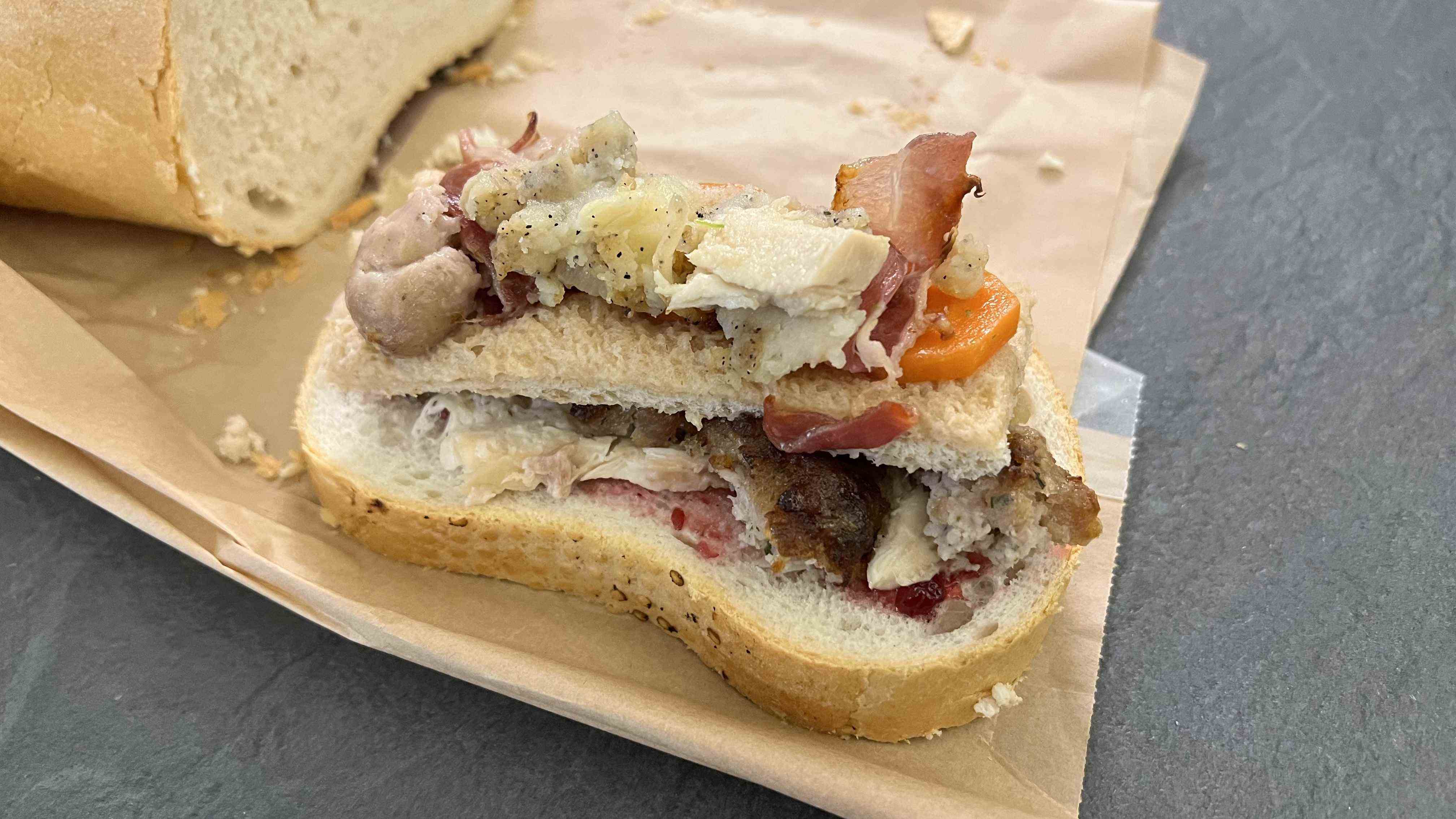 Restes de Noël superposés à l'intérieur d'un sandwich au pain bloomer