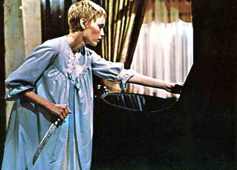 Mia Farrow dans 