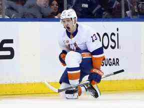 Mathew Barzal des Islanders de New York célèbre son deuxième but en période contre les Rangers de New York au Madison Square Garden le 22 décembre 2022 à New York.