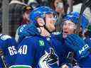 Le centre des Canucks Elias Pettersson, à gauche, et Brock Boeser célèbrent après la victoire 6-5 en fusillade de jeudi contre le Seattle Kraken dans laquelle Pettersson a affiché une nuit de cinq points et le décideur en fusillade, son premier match de retour dans l'alignement après avoir été mis à l'écart pendant une semaine par maladie.