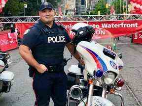 Const.  Andrew Hong au Waterfront Marathon.  DOCUMENT DE LA POLICE DE TORONTO