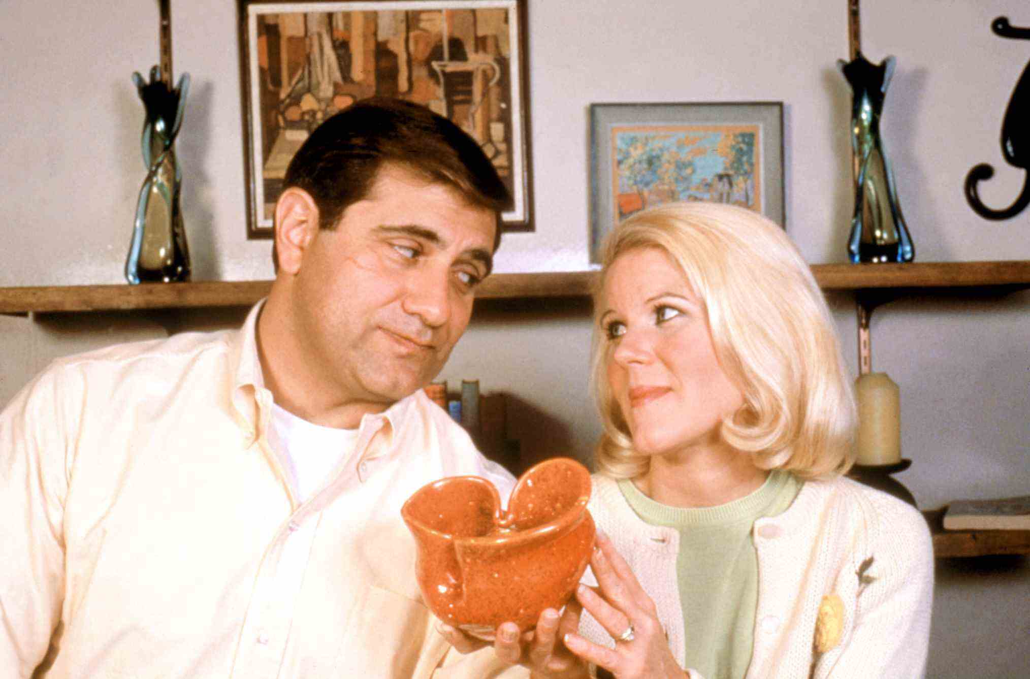 Dan Lauria et Alley Mills dans 