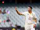 L'Australien Scott Boland attrape le ballon lors de la quatrième journée du deuxième match test de cricket entre l'Australie et les Antilles à l'Adelaide Oval à Adélaïde le 11 décembre 2022.  