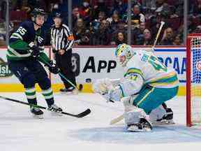 Le gardien des Sharks James Reimer (47 ans) fait un arrêt sur l'attaquant des Canucks Ilya Mikheyev (65 ans) en première période au Rogers Arena.