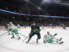 Nick Bonino (13 ans) des Sharks de San Jose perd son bâton après être entré en collision avec Lane Pederson (29 ans) des Canucks de Vancouver lors de la première période au Rogers Arena mardi.