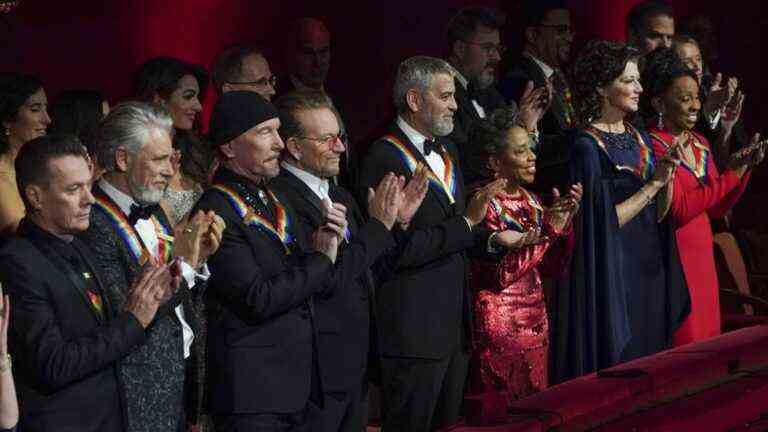 Critique télévisée « Kennedy Center Honors » : U2, George Clooney et Amy Grant maîtrisent leurs photos de réaction alors que d'autres stars font le salut.
	
	
