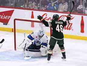 Jared Spurgeon du Minnesota Wild célèbre son but contre le gardien des Jets Connor Hellebuyck lors du match de mardi.  FRED GREENSLADE/LA PRESSE CANADIENNE