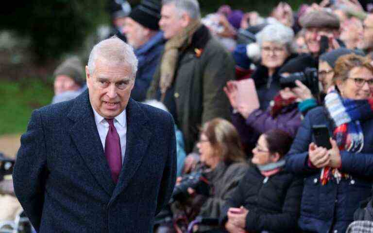 Le prince Andrew dit à un fan royal froid à Sandringham de « se tenir debout sur un journal »