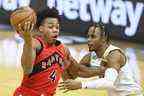 L'attaquant des Raptors de Toronto Scottie Barnes (4) affronte l'attaquant des Cleveland Cavaliers Isaac Okoro (35) au premier quart au Rocket Mortgage FieldHouse.