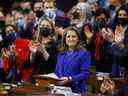 La ministre des Finances, Chrystia Freeland, reçoit une ovation debout alors qu'elle présente le budget 2022-2023 à la Chambre des communes sur la Colline du Parlement à Ottawa, le 7 avril 2022.