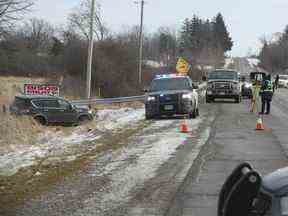 Scène de crime de la Police provinciale de l'Ontario où le const.  Grzegorz Pierzchala a été abattu mardi après-midi dans la région de New Credit juste au nord de Hagersville sur Indian Line et Concession 14 Walpole Rd.  Un SUV Nissan Armada est dans le fossé et porte une plaque d'immatriculation Dubuque Iowa.  Une couverture au premier plan est couverte de sang.  le mercredi 28 décembre 2022. Jack Boland/Toronto Sun