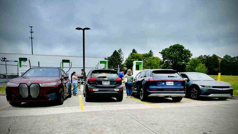 Quatre voitures, quatre chargeurs, mais un seul d'entre nous consomme de l'énergie et recharge sa batterie car trois des machines étaient défectueuses ou complètement en panne.