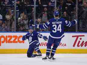 L'attaquant Mitchell Marner des Maple Leafs de Toronto avec l'attaquant Auston Matthews après avoir marqué le but gagnant contre les Flames de Calgary pendant les heures supplémentaires à la Scotiabank Arena.  (John E. Sokolowski-USA TODAY Sports)