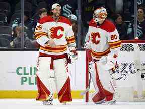 Jacob Markstrom félicite Dan Vladar après la victoire de mercredi soir sur le Seattle Kraken.