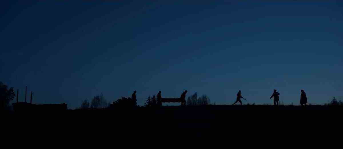 Les soldats se découpent dans le ciel nocturne de Burial.