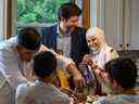 Tareq Hadhad, au centre, avec son père et ses frères et sœurs à Antigonish, N.-É.