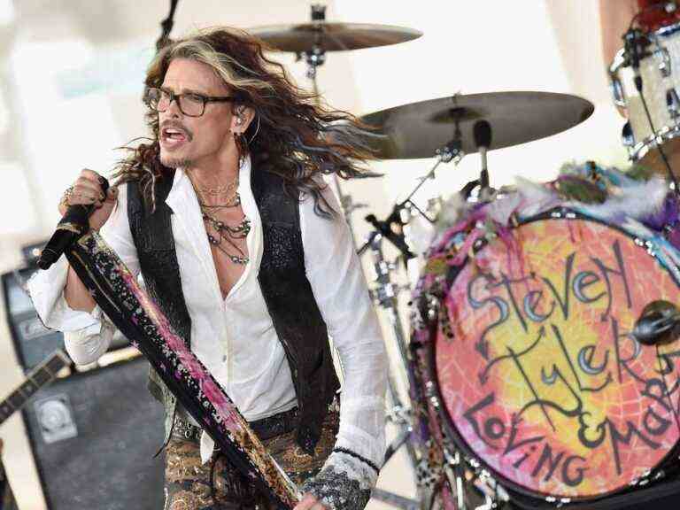 Une femme poursuit Steven Tyler d’Aerosmith, alléguant une agression sexuelle sur un enfant dans les années 1970