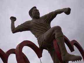 Photo d'une statue en l'honneur de la légende du football brésilien Edson Arantes do Nascimento 'Pele' soulevée dans sa ville natale de Tres Coracoes, État de Minas Gerais, Brésil, prise le 28 décembre 2022. (Photo de DOUGLAS MAGNO/AFP via Getty Images)