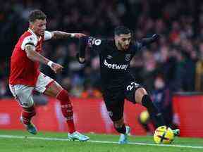 Football football - Premier League - Arsenal / West Ham United - Emirates Stadium, Londres, Grande-Bretagne - 26 décembre 2022. Ben White d'Arsenal en action avec Said Benrahma de West Ham United.