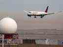 Un Boeing 787 d'Air Canada atterrit à l'aéroport international de Calgary, le 5 octobre 2021.