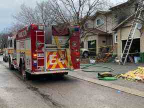 Hamilton Fire sur les lieux d'un incendie mortel au 14, rue Derby, le vendredi 30 décembre 2022.