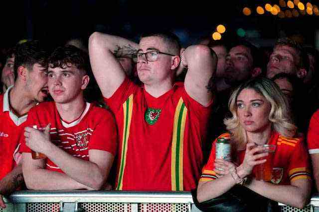 Les fans regardent le Pays de Galles contre l'Angleterre - Coupe du Monde de la FIFA 2022