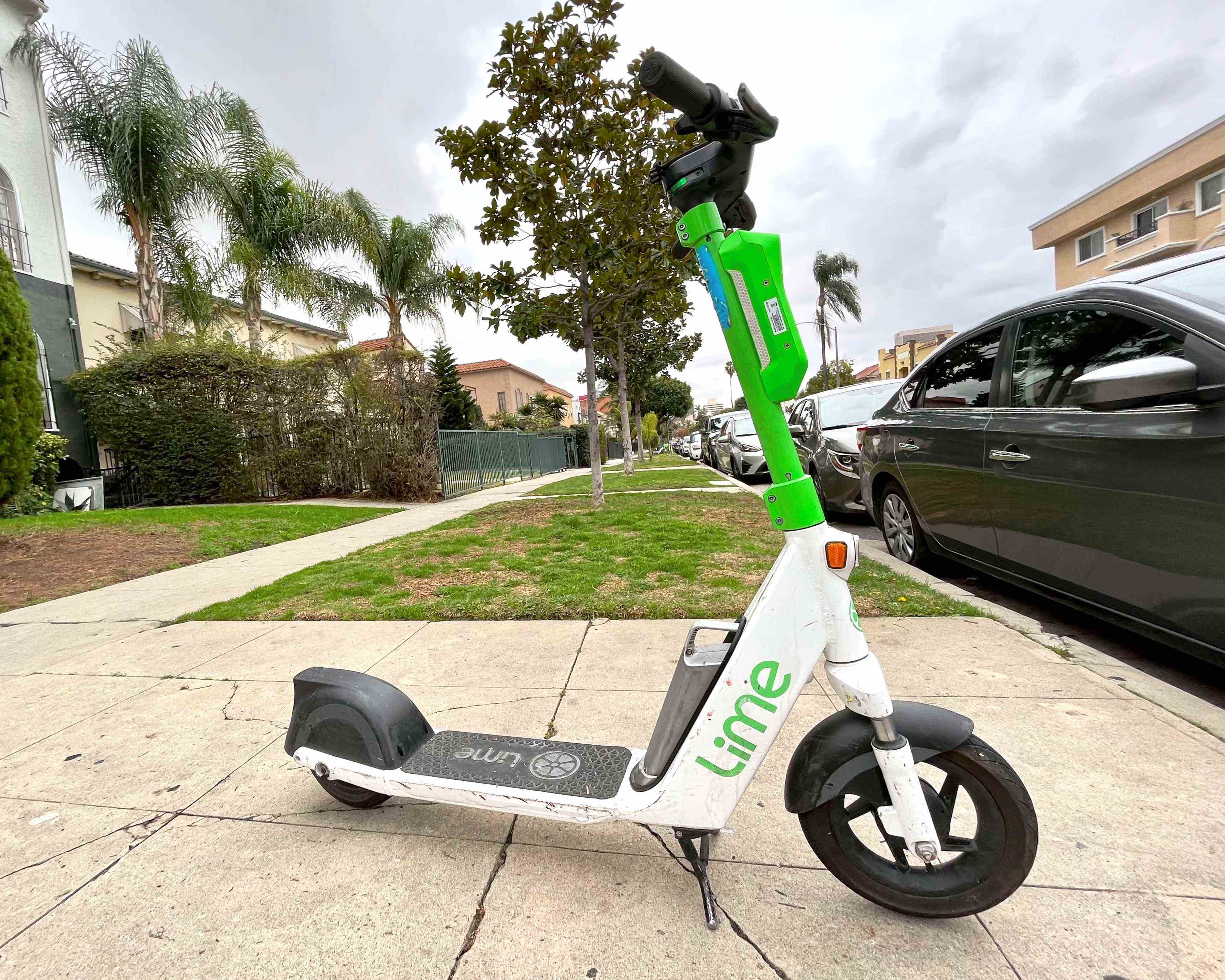 Un scooter partagé garé sur un trottoir à Koreatown, Los Angeles.