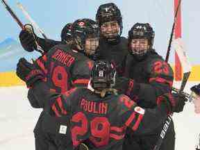 Les joueuses d'Équipe Canada Brianne Jenner (19 ans), Marie-Philip Poulin (29 ans) et Erin Ambrose (23 ans) célèbrent un but contre la Suède lors du quart de finale de hockey féminin de la première période aux Jeux olympiques d'hiver de Beijing à Beijing, en Chine, vendredi, 11 février 2022.