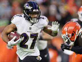 CLEVELAND, OHIO – 17 DÉCEMBRE: JK Dobbins # 27 des Ravens de Baltimore porte le ballon contre les Browns de Cleveland lors du premier quart-temps au FirstEnergy Stadium le 17 décembre 2022 à Cleveland, Ohio.