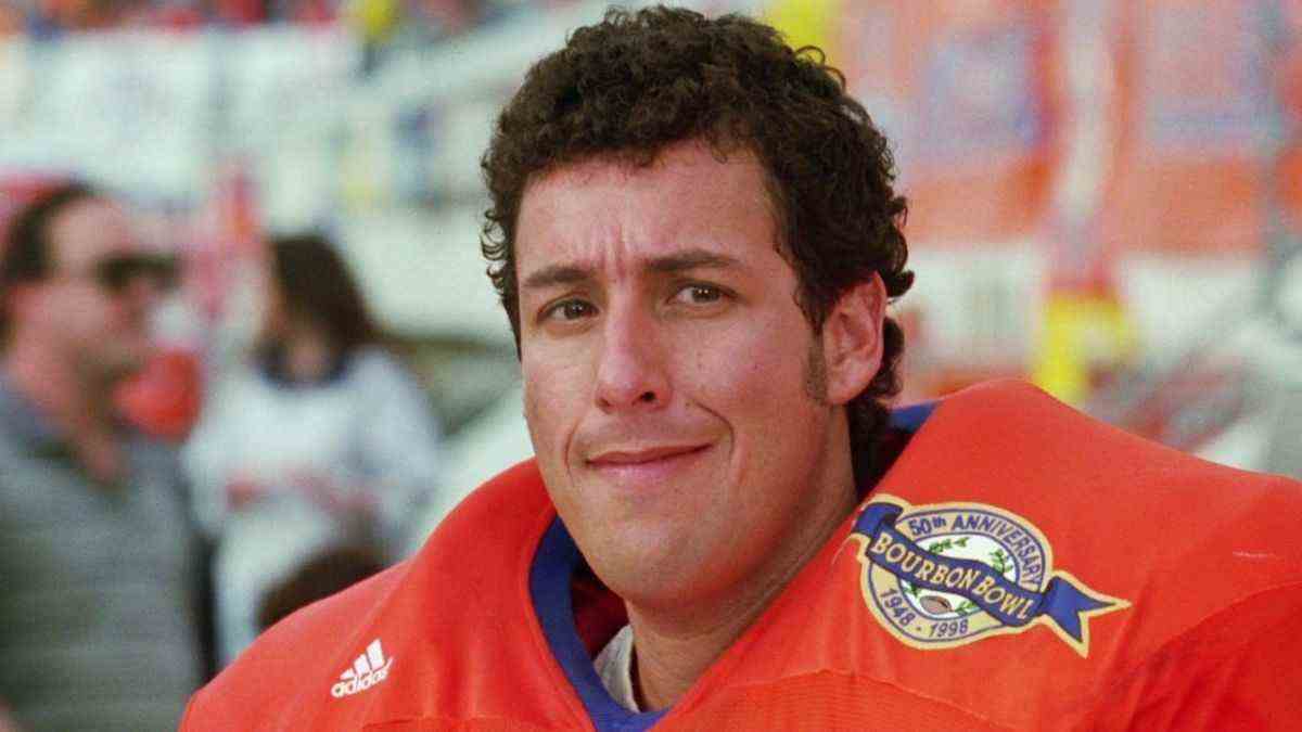 Adam Sandler de Waterboy révèle la réaction de Kathy Bates après avoir entendu les critiques n'aimeraient probablement pas la comédie
