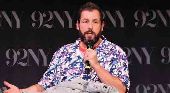 Adam Sandler dit que c'est une chanson d'hommage émotionnelle pour Chris Farley pendant sa tournée: "It Rocks Me"