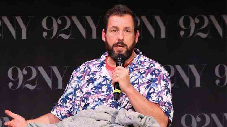 Adam Sandler dit que c'est une chanson d'hommage émotionnelle pour Chris Farley pendant sa tournée: "It Rocks Me"
