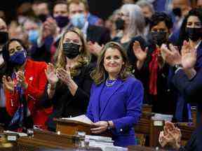 La ministre des Finances, Chrystia Freeland, reçoit une ovation debout alors qu'elle présente le budget 2022-2023 à la Chambre des communes sur la Colline du Parlement à Ottawa, le 7 avril 2022.