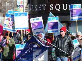 Des manifestants du SCFP et d'autres syndicats locaux sont descendus dans la rue pour se rassembler contre le projet de loi 28 de Doug Ford.