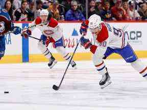 Anthony Richard des Canadiens divise la défensive avant d'inscrire son premier but dans la LNH lors de la première période du match de mercredi soir contre l'Avalanche du Colorado au Ball Arena de Denver.